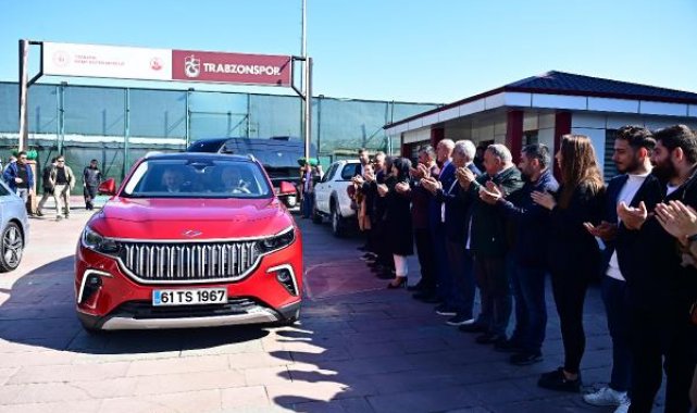 Bakan Karaismailoğlu'ndan Trabzonspor'a Togg ile ziyaret