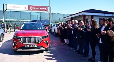 Bakan Karaismailoğlu'ndan Trabzonspor'a Togg ile ziyaret