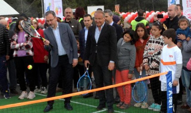 Bakan Kasapoğlu, Kahramanmaraş'ta portatif tenis kortu açtı