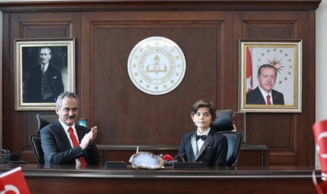 Bakan Özer, koltuğunu 11 yaşındaki Kaan Can'a devretti