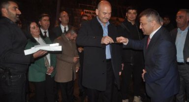 Bakan Soylu, bayram namazını Hakkari'deki üs bölgesinde askerlerle kıldı