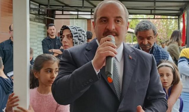Bakan Varank: Bizim gündemimizin bir numaralı maddesi depremzede kardeşlerimiz