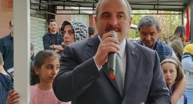 Bakan Varank: Bizim gündemimizin bir numaralı maddesi depremzede kardeşlerimiz