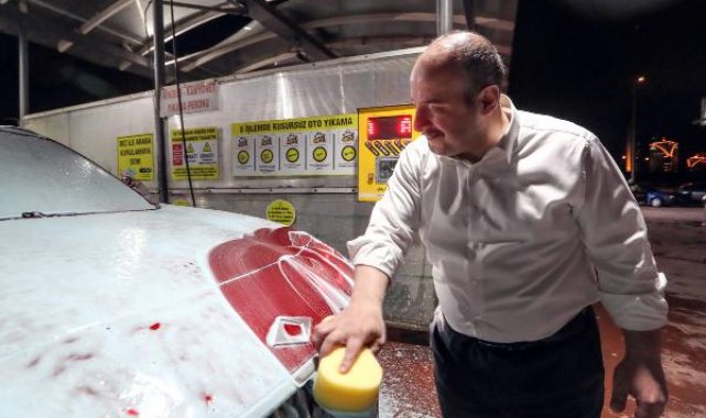 Bakan Varank Togg'u elleriyle yıkadı