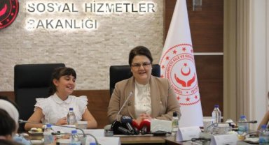 Bakan Yanık, koltuğunu depremzede Havva'ya devretti