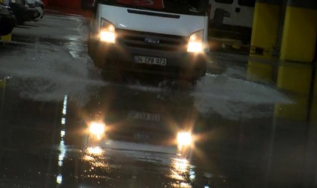Bakırköy'de yeni Sosyete Pazarı Otoparkı sular altında kaldı