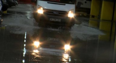 Bakırköy'de yeni Sosyete Pazarı Otoparkı sular altında kaldı