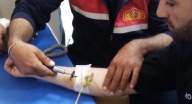 Balık tutarken koluna batan oltanın kancasını itfaiyeciler kesti