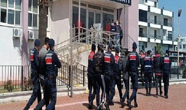 Balıkesir'de 33 kaçak göçmen ile 8 organizatör yakalandı
