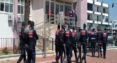 Balıkesir'de 33 kaçak göçmen ile 8 organizatör yakalandı