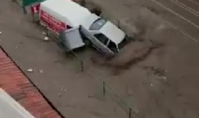 Balikesir'de dere taştı, sele kapılan otomobil sürüklendi; o anlar kamerada