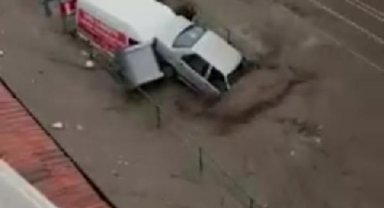 Balikesir'de dere taştı, sele kapılan otomobil sürüklendi; o anlar kamerada