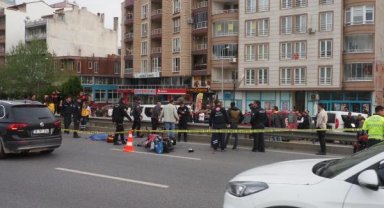 Balıkesir'de motosiklet otomobile çarptı: 1 ölü, 1 yaralı