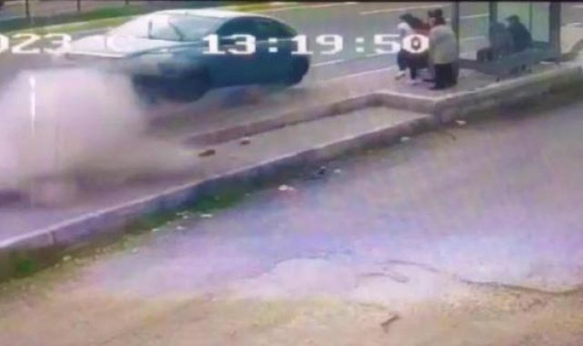 Balıkesir'de otomobil durağa girdi 6 kişi yaralandı; o anlara kamerada