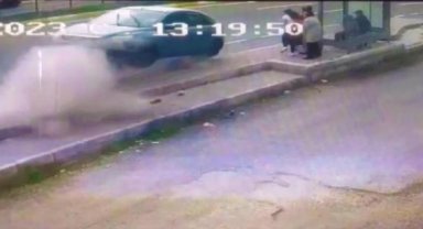 Balıkesir'de otomobil durağa girdi 6 kişi yaralandı; o anlara kamerada