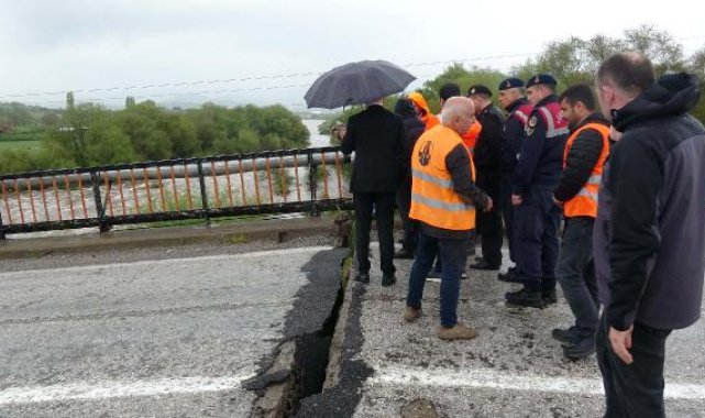 Balıkesir'deki selde, köprüde çökme oldu