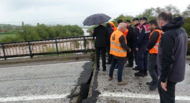 Balıkesir'deki selde, köprüde çökme oldu