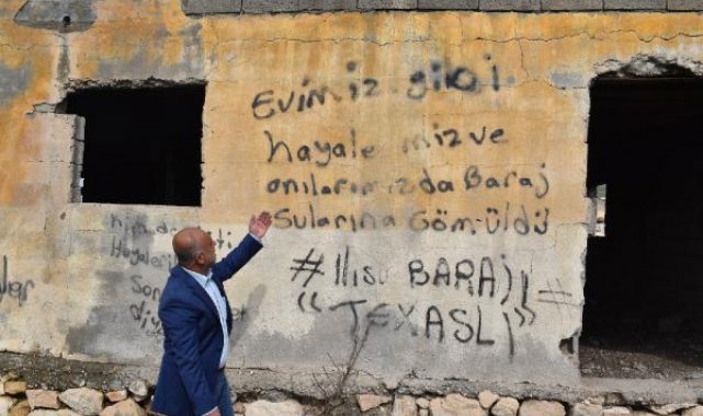 Baraj suları çekilince köy ortaya çıktı; duyan görmeye geldi