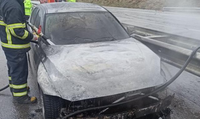 Bariyerlere çarpan otomobil alev aldı; 4 yaralı