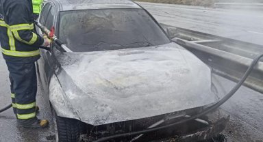 Bariyerlere çarpan otomobil alev aldı; 4 yaralı