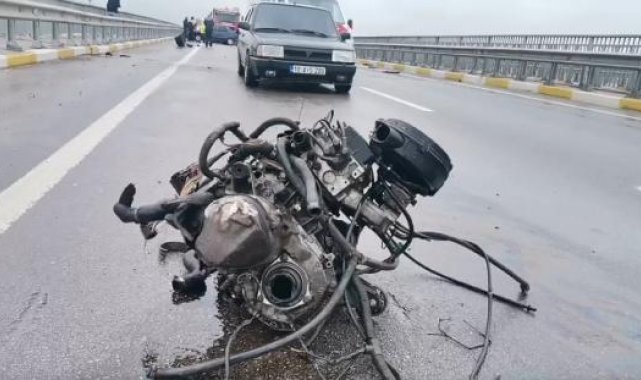 Bariyerlere çarpan otomobilin motoru metrelerce savruldu; sürücü yaralı