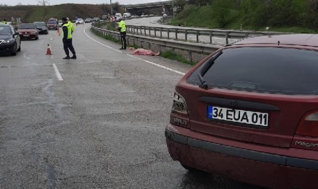 Bariyerlere çarpıp savrulan otomobilden kapıyı açıp düşünce öldü