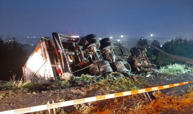 Başakşehir'de kamyon ağaçlık alana devrildi; otoyola düşmesini engellemek için halatlı önlem