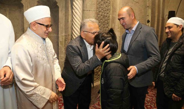 Başkan Büyükkılıç, bayram namazı sonrası vatandaşla bayramlaştı