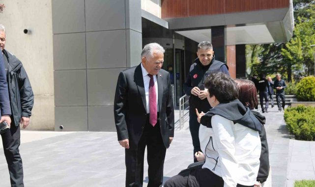 Başkan Büyükkılıç, yemekhanede personel ve vatandaş ile buluştu