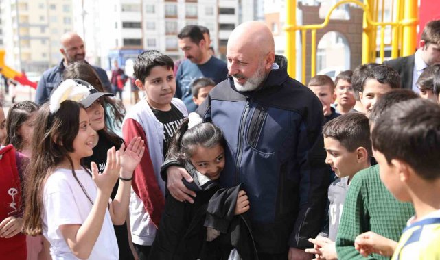 Başkan Çolakbayrakdar'ın Çocuk Sevgisi