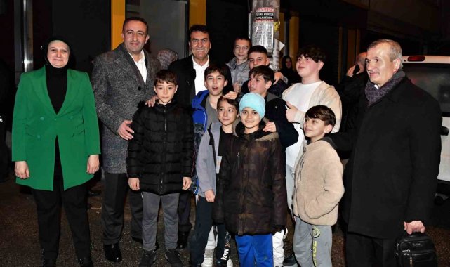 Başkan Dündar'a çocuklardan yoğun ilgi