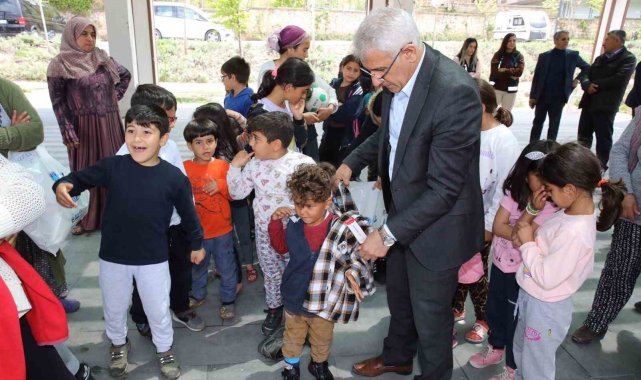 Başkan Güder, depremzede çocukların yüzünü güldürdü