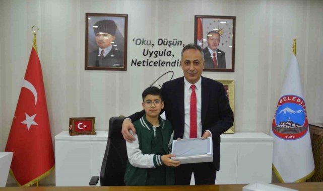 Başkan Karadoğan koltuğunu çocuklara devretti