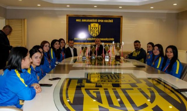 Başkan Koca, kupa kazanan kadın güreş takımını ağırladı