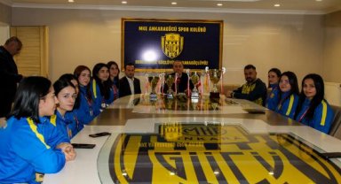 Başkan Koca, kupa kazanan kadın güreş takımını ağırladı