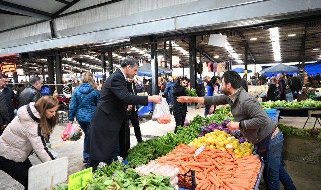 Başkan Kocaman pazar alışverişinde