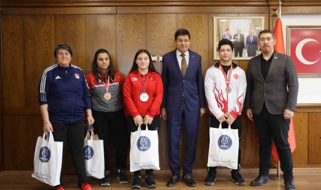 Başkan Özcan şampiyon sporcuları ağırladı