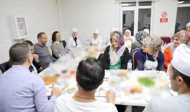 Başkan Özdemir iftarda yetimlerle, sahurda çalışanlarla buluştu