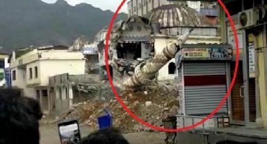 Batman'da 40 yıllık cami ve minaresine kontrollü yıkım kamerada