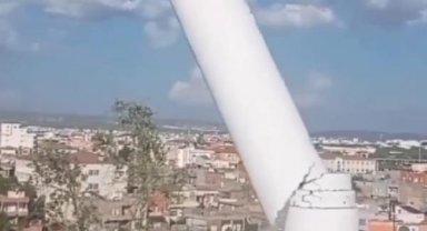 Batman'da depremde hasar gören caminin minaresi kontrollü yıkıldı