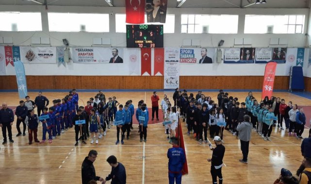 Bayburt'ta basketbol yıldızlar grup müsabakaları başladı