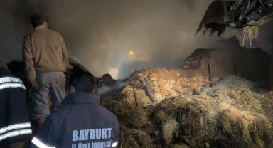 Bayburt'ta traktörde çıkan alevlerin sıçradığı 3 ev, 6 ahır, 4 samanlık yandı