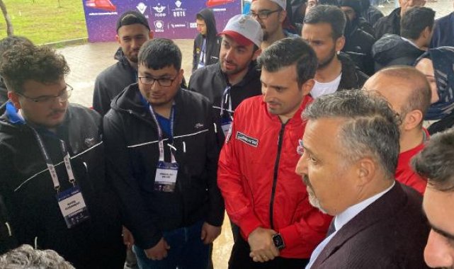 Bayraktar'dan Teknofest'te yarışan öğrencilere ziyaret