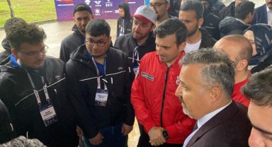 Bayraktar'dan Teknofest'te yarışan öğrencilere ziyaret