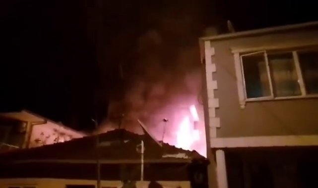 Bayram gecesi çıkan yangın mahalleliyi sokağa döktü