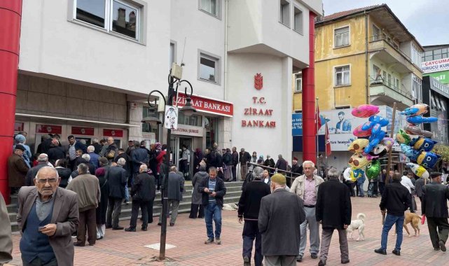 Bayram öncesi banka önünde uzun kuyruklar oluştu