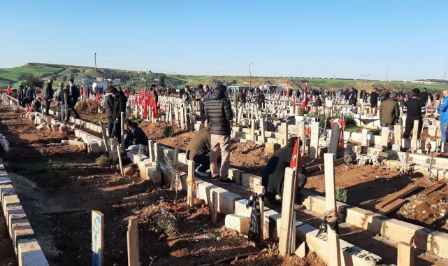 Bayram sabahı mezarlıklara akın edildi
