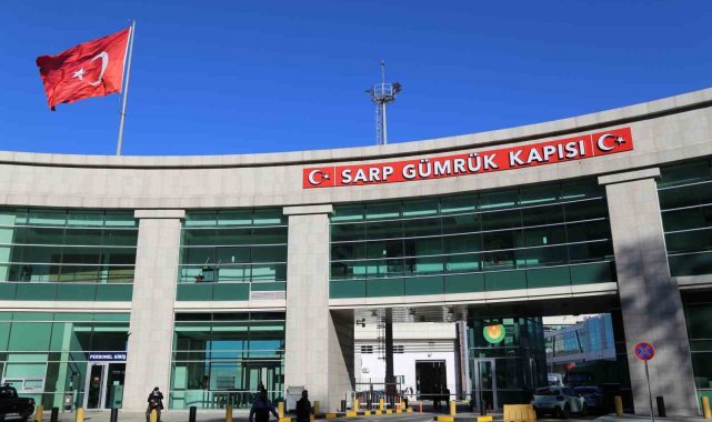 Bayram tatilinde Sarp Sınır Kapısı'nda turizm yoğunluğu yaşandı