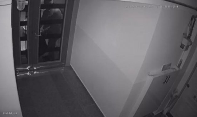 Bayrampaşa'da apartmanda ayakkabı hırsızlığı kamerada