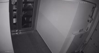 Bayrampaşa'da apartmanda ayakkabı hırsızlığı kamerada